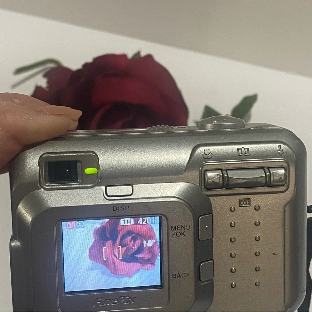 Fujifilm FinePix A210 3.2 MP Digital Camera Silver Fujinon 3x Optical Zoom VTG